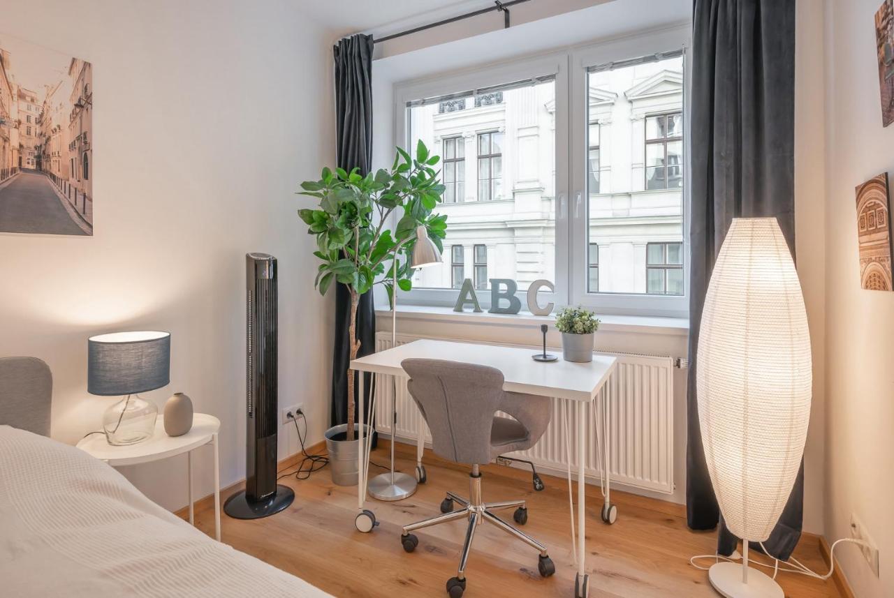 Modern City Center Apartment Wenen Buitenkant foto